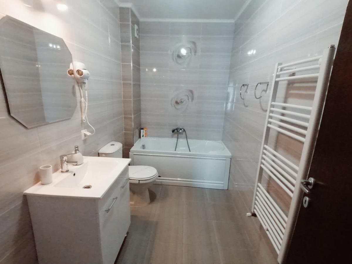 Ama Apartament Cu Terasa 50 Mp & Parcare Braşov Buitenkant foto